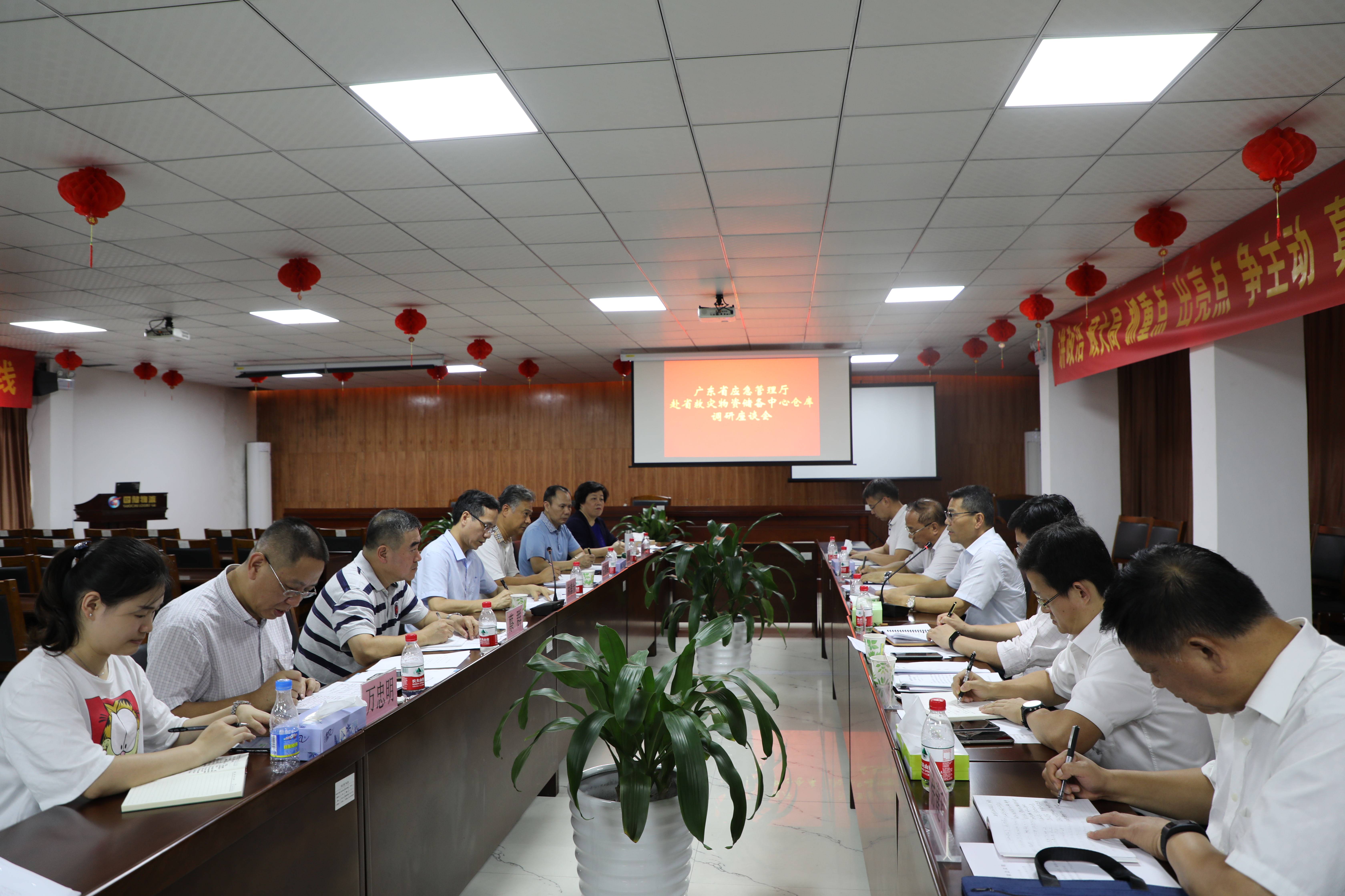 座谈会现场.jpg